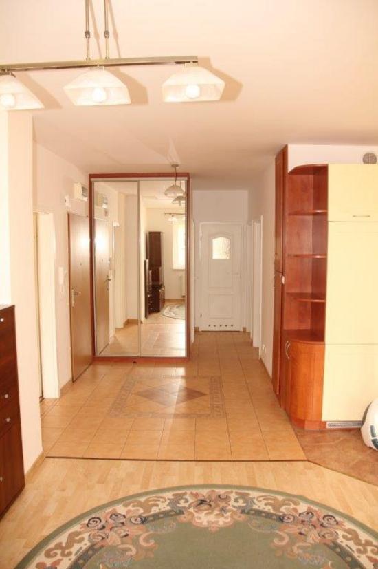 <h2>Wynajm� mieszkanie z gara�em</h2> <h3>Cena: 1.600,00 </h3> <a href='index.cgi?action=11&cmd=VDT_EDIT&idn=858'>Wi�cej...</a>